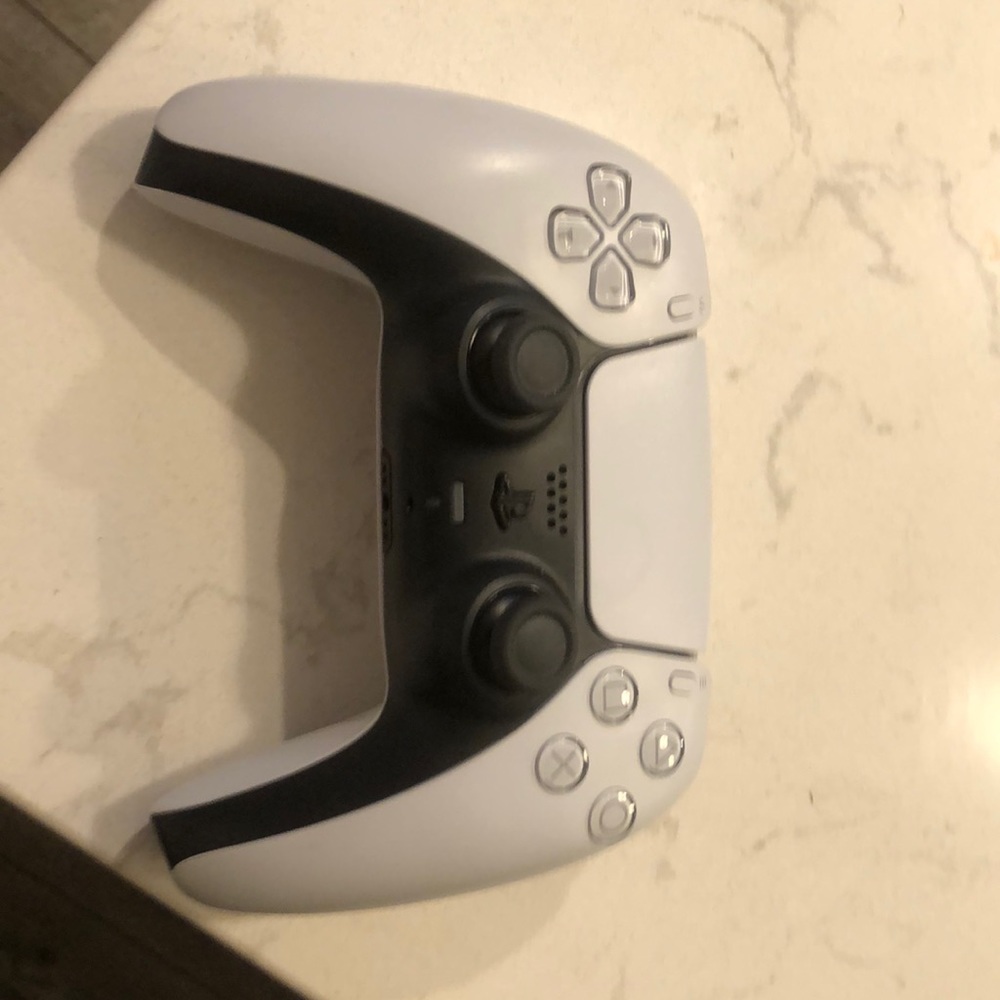 2 ps5 controllers